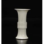 A Blanc de Chine vase, China, Qing Dynasty, 19th century - A Erbaggio collection - [...]