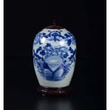 A blue and white potiche and wooden cover, China, Qing Dynasty, 19th century - h cm [...]