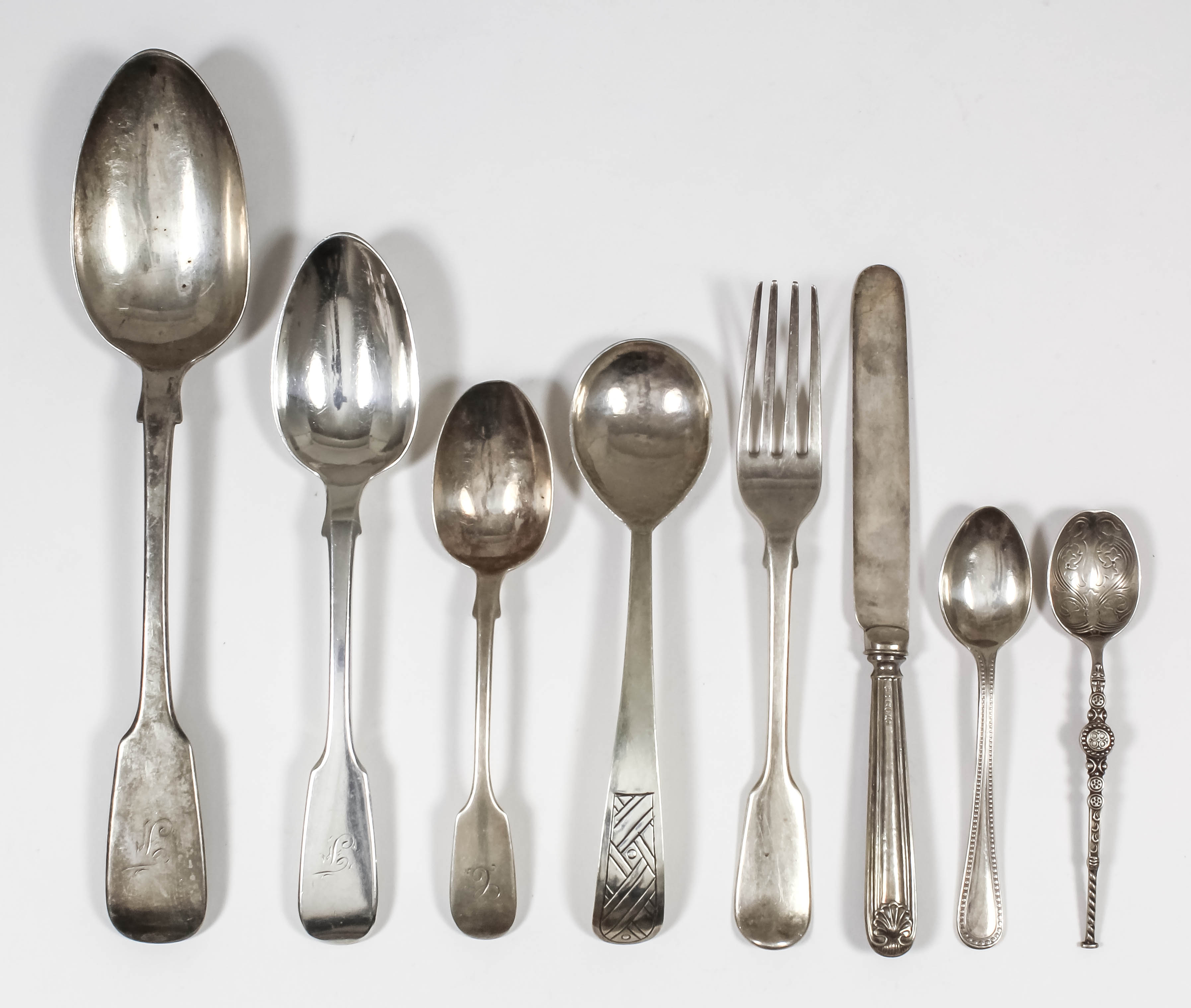 Four Victorian silver fiddle pattern tablespoons by Henry Holland, London 1866, two matching dessert