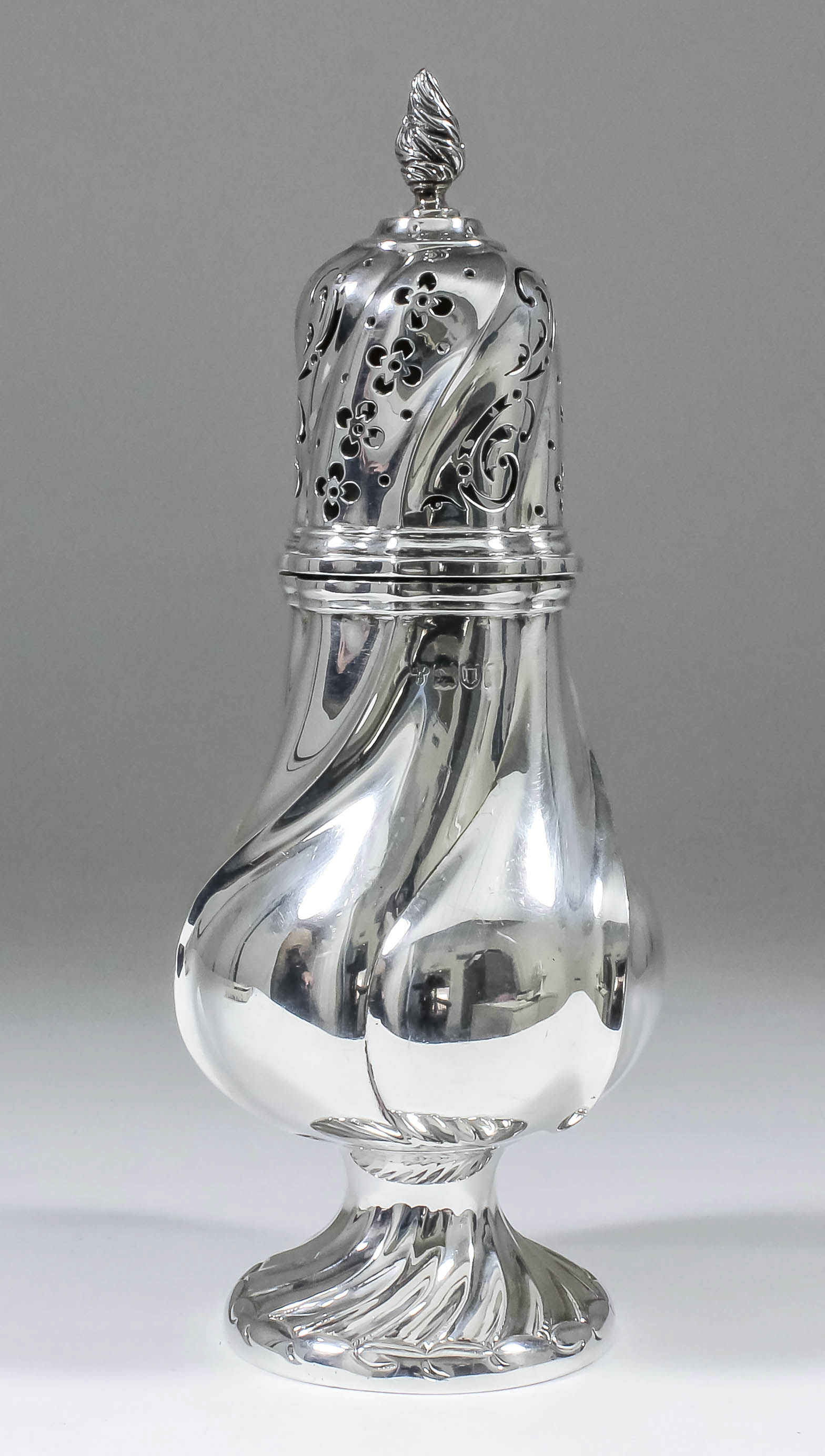 An Edward VII silver baluster-shaped sugar castor with spiral reeded body, flame pattern finial to