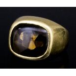 A modern gentlemen's 18ct gold and quartz set ring, oblong face set with a smokey quartz, 14mm x