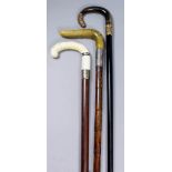 A late 19th/early 20th Century ebony walking stick the horn handle with gold coloured metal