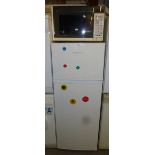 A HOTPOINT FRIDGE FREEZER AND A HITACHI MICROWAVE OVEN (2)