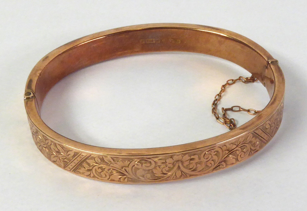EDWARDIAN 9ct GOLD HINGE OPENING HOLLOW BANGLE, the top foliate scroll engraved, Chester