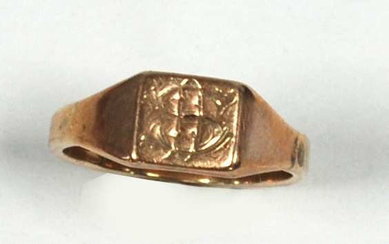 9ct GOLD SIGNET RING, the rectangular top engraved with monogram, 'S.D.', 5gms