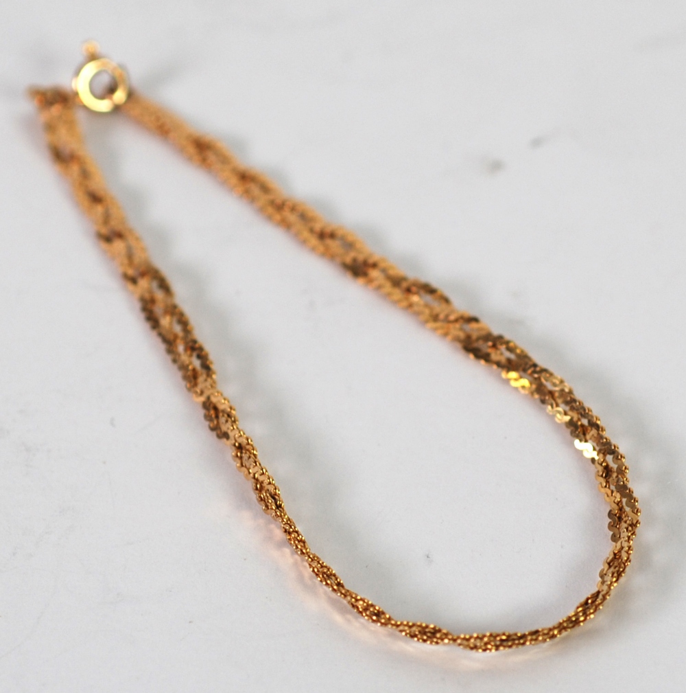 9ct GOLD TRIPLE STRAND ENTWINED BRACELET, 3gms