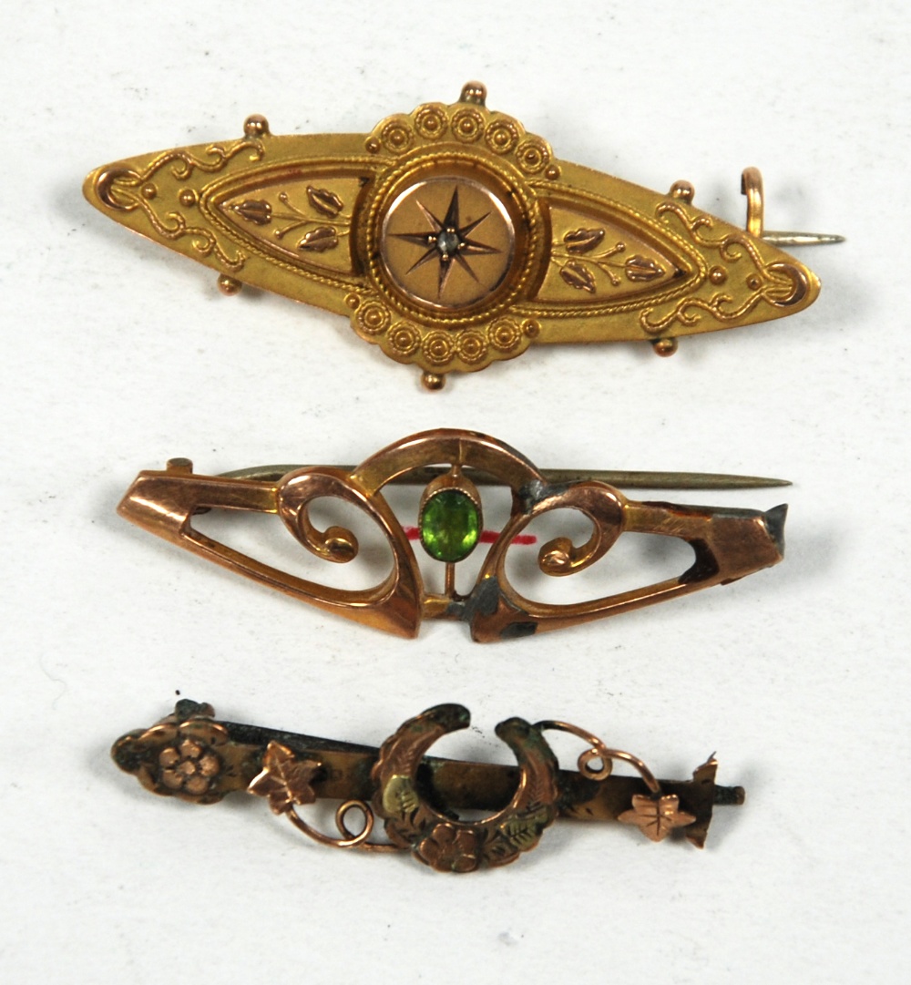 VICTORIAN 9CT GOLD WING SHAPED BROOCH, set with a tiny diamond and having a glazed locket back, in