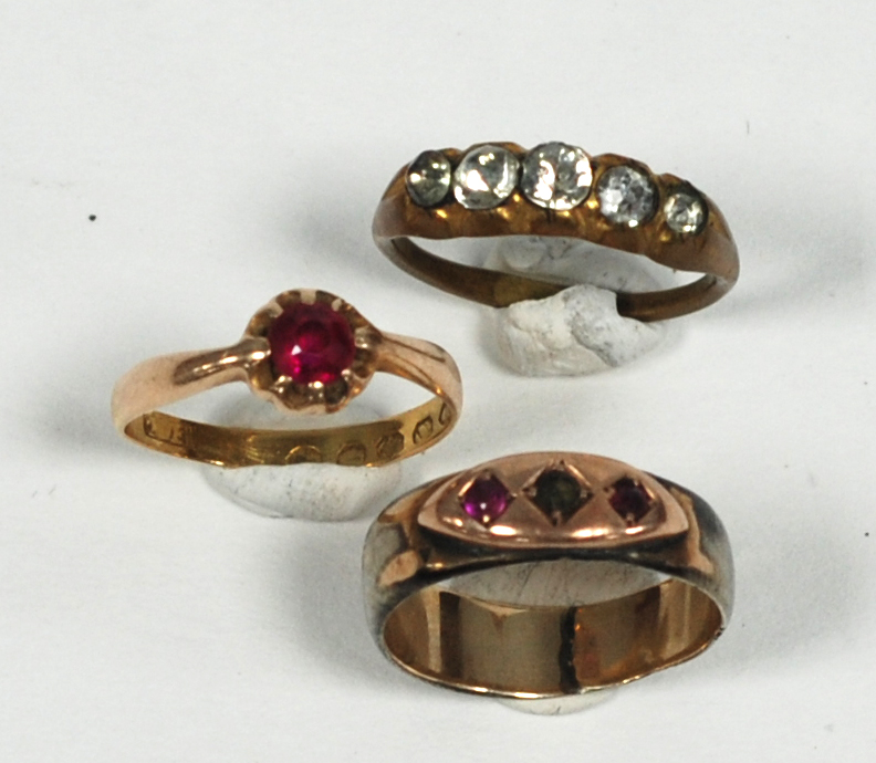 ANTIQUE GOLD RING, claw set with solitaire red stone, 9ct gold RING, gypsy set with two tiny rubies,