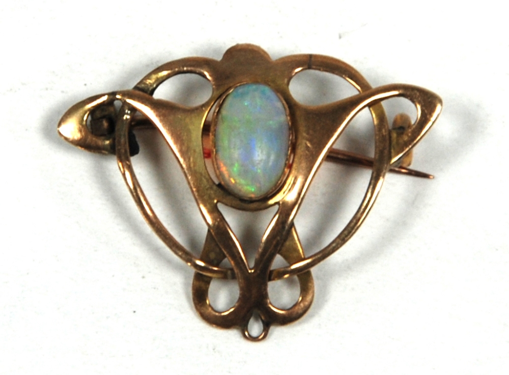 9ct GOLD ART NOUVEAU PERIOD OPENWORK BROOCH PENDANT, set with an oval cabochon opal, 2.8gms