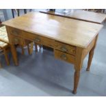 AN OAK DESK WITH TWO DRAWERS TO EACH SIDE OF A CENTRAL DRAWER, 122cm long, 67cm wide, 77cm high