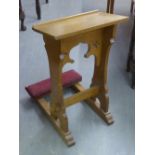 EARLY TWENTIETH CENTURY OAK KNEELER/PRAYER STAND WITH SOLID OBLONG BASE AND SLOPE TOP