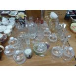 GLASS WARES VARIOUS TO INCLUDE; A TREFOIL ART GLASS BOWL, A BROWN AND MUSTARD HANDKERCHIEF VASE,