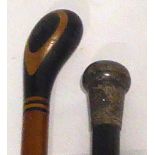 AN EARLY TWENTIETH CENTURY WALKING STICK, with silver pommel, hallmarked Chester 1914, and