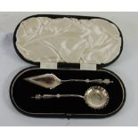 A CASED SET OF TWO EKLINKTON & CO ELECTROPLATE SERVING IMPLEMENTS with knopped handles with fancy