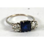 PLATINUM RING, set with square cut sapphire and two side diamonds, circular and brilliant cut each