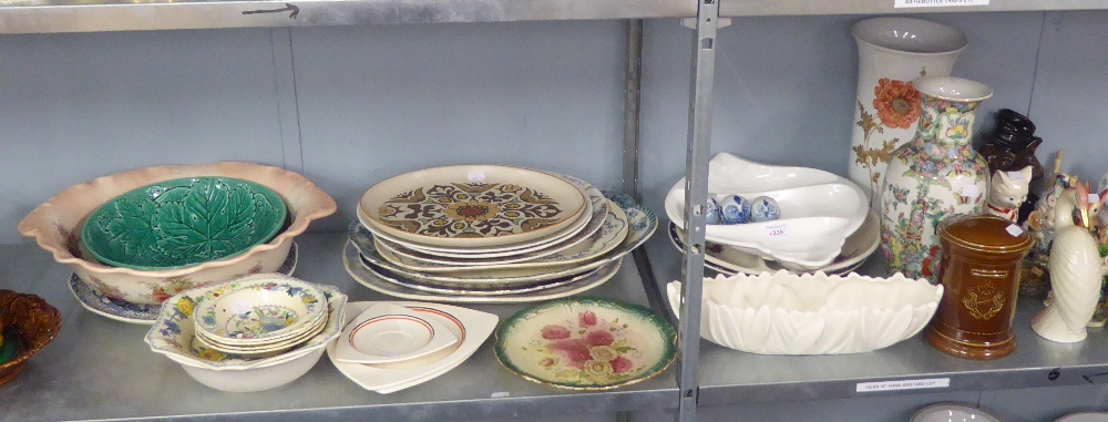 MIXED LOT OF CERAMICS TO INCLUDE; THREE VICTORIAN BLUE AND WHITE POTTERY MEAT PLATES, THORNTON '