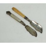 EARLY VICTORIAN SILVER BUTTERKNIFE, the curved and shaped blade engraved with rococo foliate