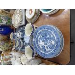 SUNDRY NINETEENTH CENTURY AND LATER BLUE AND WHITE 'WILLOW PATTERN' POTTERY TO INCLUDE; LARGE