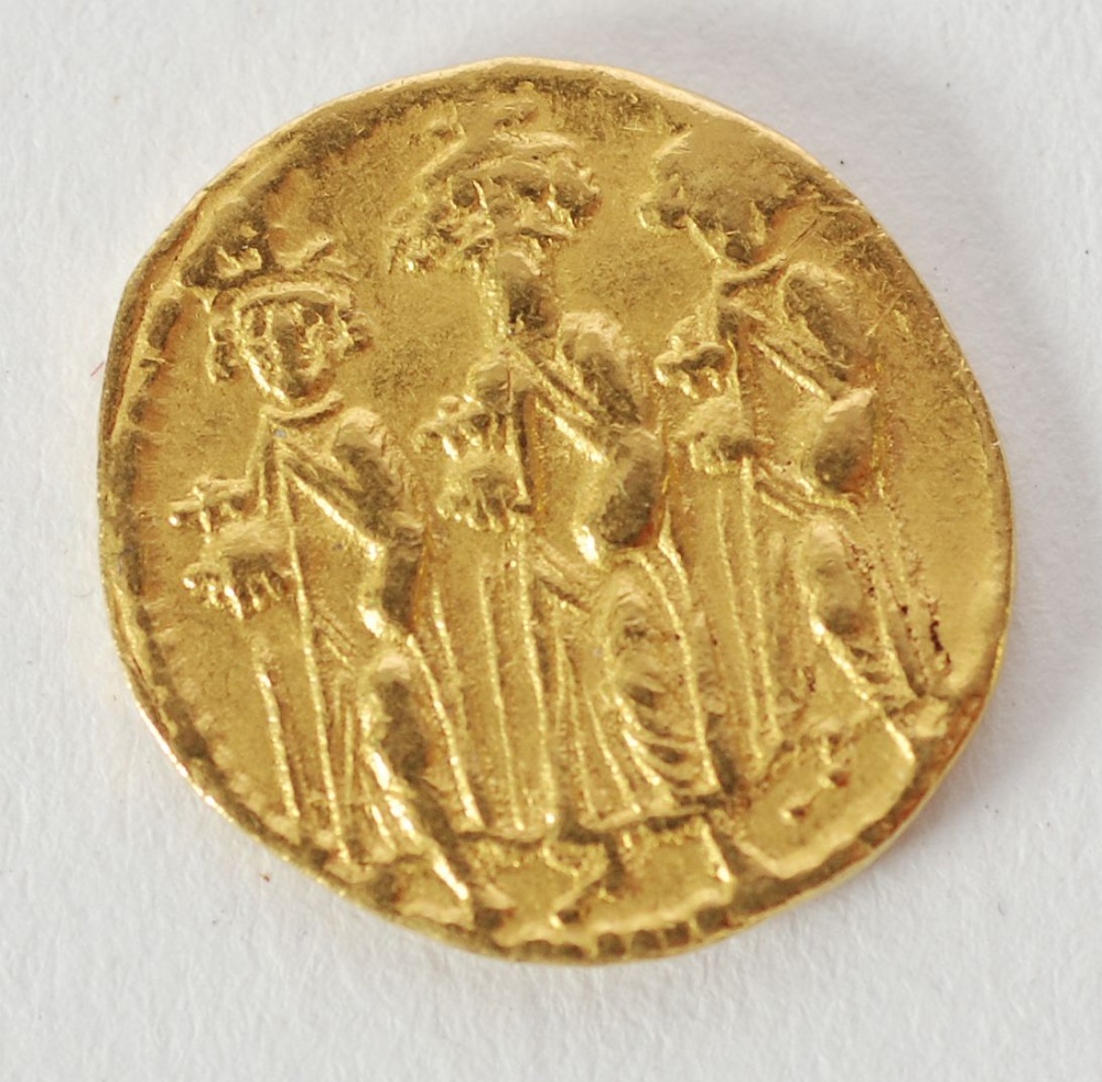 A RARE BYZANTINE EMPIRE HERACLIUS (AD 610-641) GOLD SOLIDUS CONSTANTINOPAL 'Three Kings' issued from - Image 2 of 2