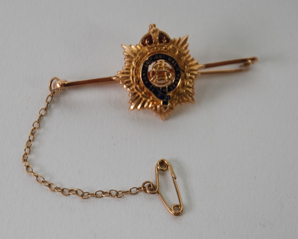 15ct GOLD AND ENAMELLED REGIMENTAL BAR BROOCH, of safety pin pattern inscribed 'Honi Siot Qui Mal