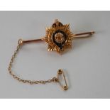 15ct GOLD AND ENAMELLED REGIMENTAL BAR BROOCH, of safety pin pattern inscribed 'Honi Siot Qui Mal