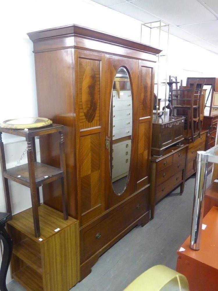 AN EDWARDIAN INLAID MAHOGANY BEDROOM SUITE, COMPRISING; A MIRROR DOOR WARDROBE, DRESSING TABLE,