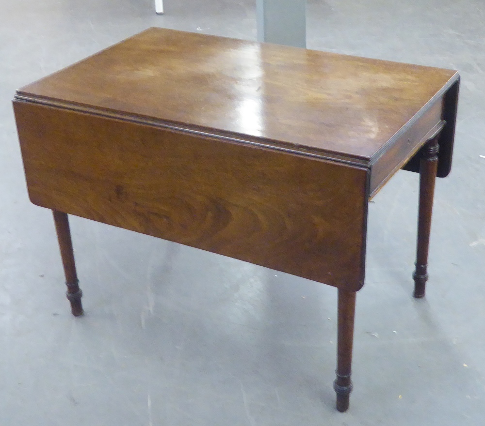 A VICTORIAN MAHOGANY PEMBROKE TABLE, THE SOLID TOP WITH REEDED EDGE DETAIL, SINGLE DRAWER TO ONE