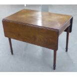 A VICTORIAN MAHOGANY PEMBROKE TABLE, THE SOLID TOP WITH REEDED EDGE DETAIL, SINGLE DRAWER TO ONE