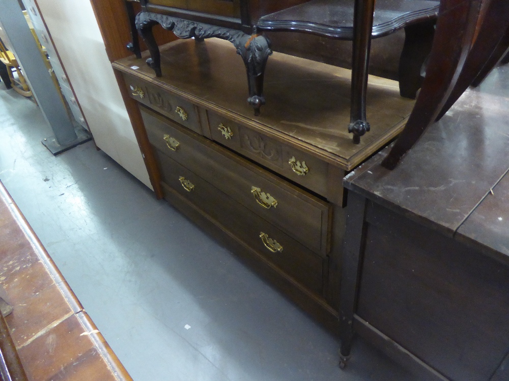 AN EARLY TWENTIETH CENTURY CARVED MAHOGANY DRESSER SIDEBOARD, WITH TWO ADVANCED FRIEZE DRAWERS