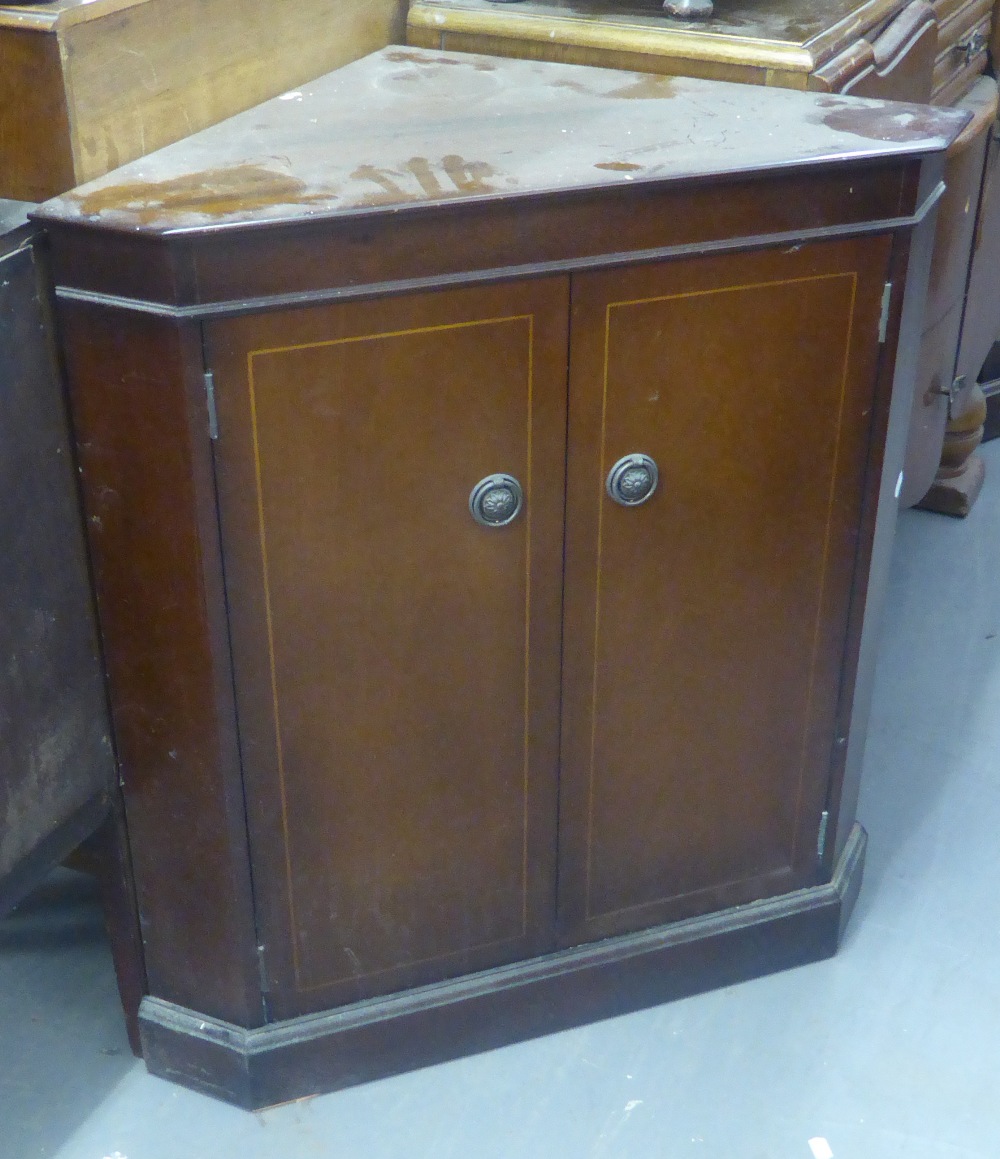 EDWARDIAN LINE INLAID MAHOGANY FLOOR STANDING SINGLE CORNER CUPBOARD WITH TWO DOORS