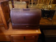 A PORTABLE SINGER SEWING MACHINE IN DOME TOP CASE (AS FOUND)