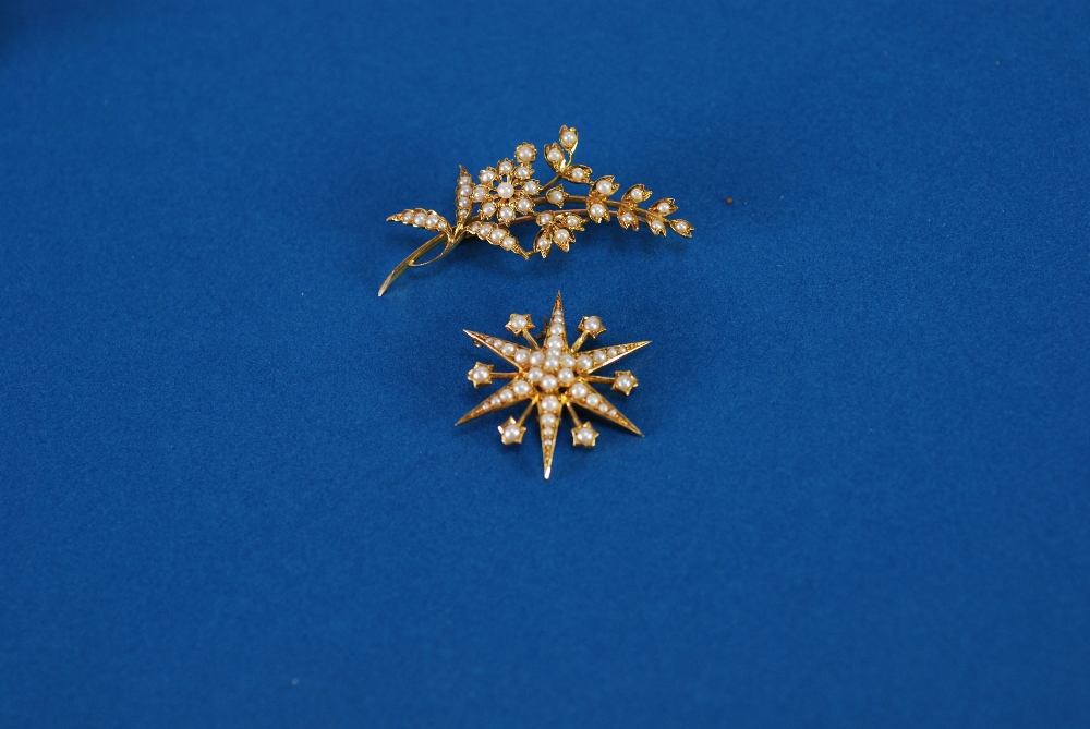 AN EDWARDIAN 15ct GOLD AND SEED PEARL SET STELLATE BROOCH, with matching foliated spray BROOCH en