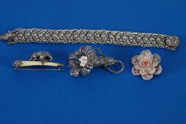 AN EARLY TWENTIETH CENTURY WHITE METAL FILIGREE WORK IMBRICATED LINK BRACELET, a white metal and