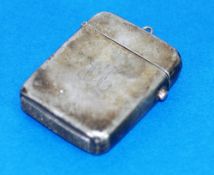 AN EDWARDIAN PLAIN SILVER VESTA BOX, the sprung hinged lid having ring hanger, 2 1/4" high,