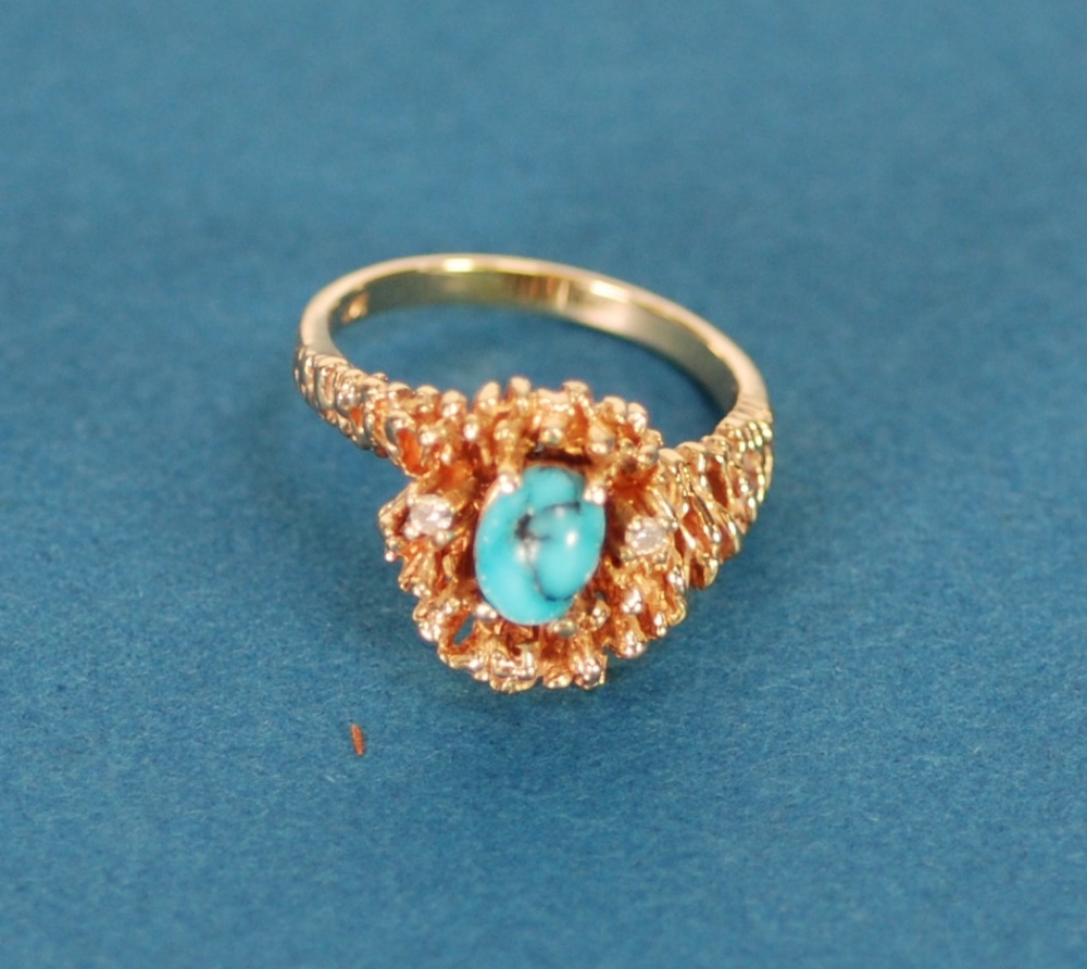 14k GOLD CROSS-OVER RING, with irregular nugget pattern top set with an oval turquoise flanked by