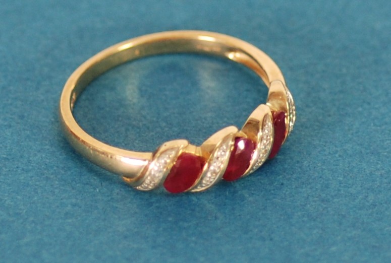 9ct GOLD RING, with a spiral setting of three oval red stones and four tiny diamonds, 2.9gms, ring - Image 2 of 2