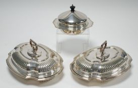 PAIR OF ELKINGTON AND CO., EARLY TWENTIETH CENTURY ELECTROPLATE ENTREE DISHES, of shaped oval form