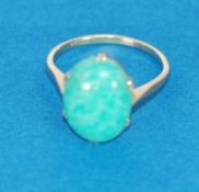 9ct GOLD RING SET WITH A CABOCHON OVAL GREEN JADE, 3.6 gms