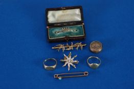 AN EDWARDIAN STYLE 10k GOLD SEED PEARL SET STELLATE BROOCH, an early Twentieth Century 9ct gold seed