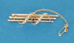 EDWARDIAN 9ct GOLD TRIPLE BAR BROOCH overlaid with two scrolls set with seed pearls and having