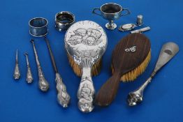 COLLECTION OF EDWARD VII AND LATER SILVER TO INCLUDE; TWO NAPKIN RINGS, HAIR BRUSH, pencil holder,