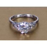 SOLITAIRE DIAMOND RING, the platinum ring claw set with a round brilliant cut diamond, approx 1 3/