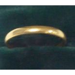 22ct GOLD WEDDING RING, Birmingham hallmark 1914, 1.8gms. ring size 'M'