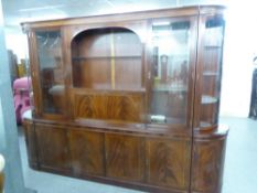 A GOOD QUALITY INLAID LOUNGE UNIT, WITH BEVELLED GLAZED DOORS TO THE UPPER SECTION, FLANKED BY TWO