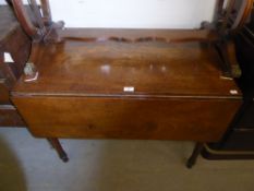 A VICTORIAN MAHOGANY PEMBROKE TABLE, THE SOLID TOP WITH REEDED EDGE DETAIL, SINGLE DRAWER TO ONE