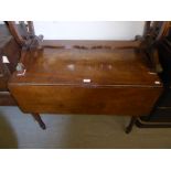 A VICTORIAN MAHOGANY PEMBROKE TABLE, THE SOLID TOP WITH REEDED EDGE DETAIL, SINGLE DRAWER TO ONE