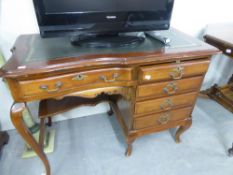 A REPRODUCTION MAHOGANY SINGLE PEDESTAL DESK, green leather inset top, single drawer over the