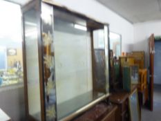 A MID TWENTIETH CENTURY RETRO DISPLAY CABINET, FULL GLAZED FRONT WITH SLING DOORS, MIRROR SIDE