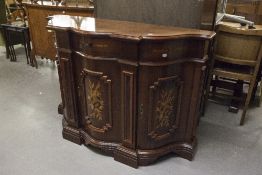 A MODERN BREAKFRONT SIDEBOARD, THE SERPENTINE FRONT AND SIDES WITH THREE CUPBOARDS, DECORATIVE INLAY