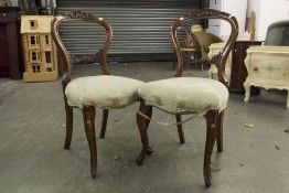 A PAIR OF TWENTIETH CENTURY MAHOGANY BALLOON BACK CHAIRS, WITH CARVED DECORATION TO THE TOP RAIL AND